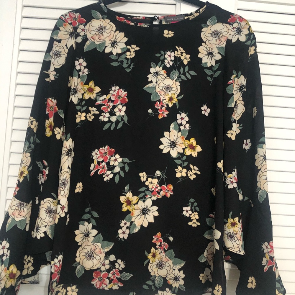 Vince Camuto flowy long sleeve back floral blouse